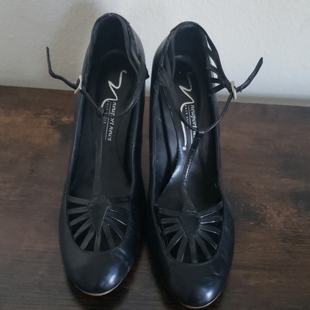 WOMANS T strap heel sz9 5" heel